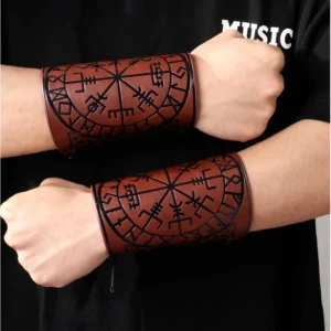 2024 Toten Design Nordic Viking Odin Compass Bangles for Man Riding Protective Gear Embossed Wide Leather Wristband Punk Jewelry